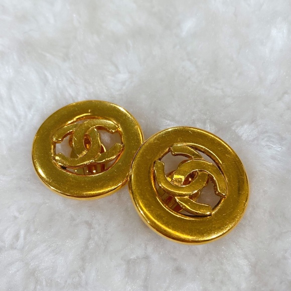 Chanel gold double C logo Earrings - Picture 5 of 9